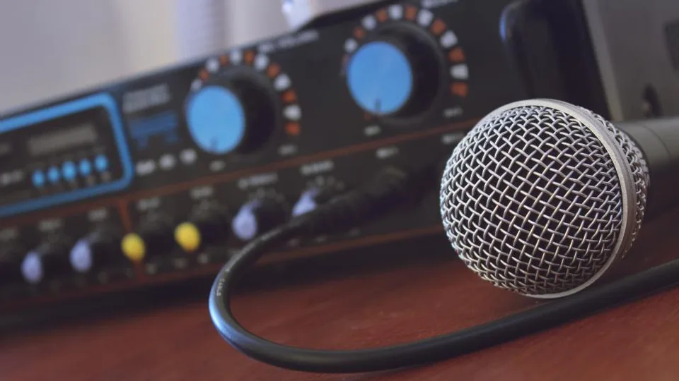 Tone of voice necə qurulur: brend səsini sifətlərdən sözlərə keçirmək