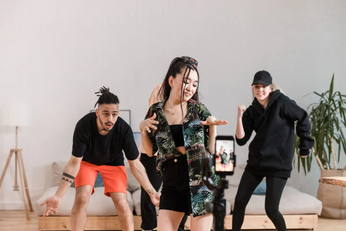 TikTok-da səs: səsi tapmaq, saxlamaq, əlavə etmək və öz səsini yazmaq TikTok-da səs: səsi tapmaq, saxlamaq, əlavə etmək və öz səsini yazmaq